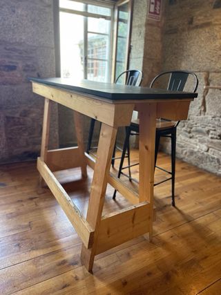 Mesa de madera y pizarra
