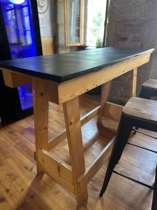 Mesa de madera y pizarra