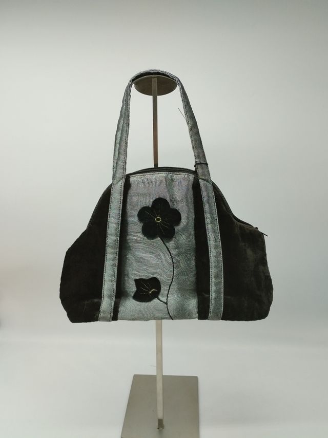 Bolso Negro y Plateado con Flores