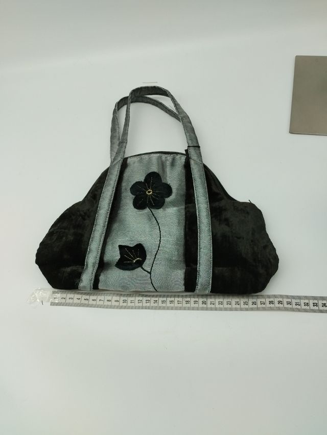 Bolso Negro y Plateado con Flores