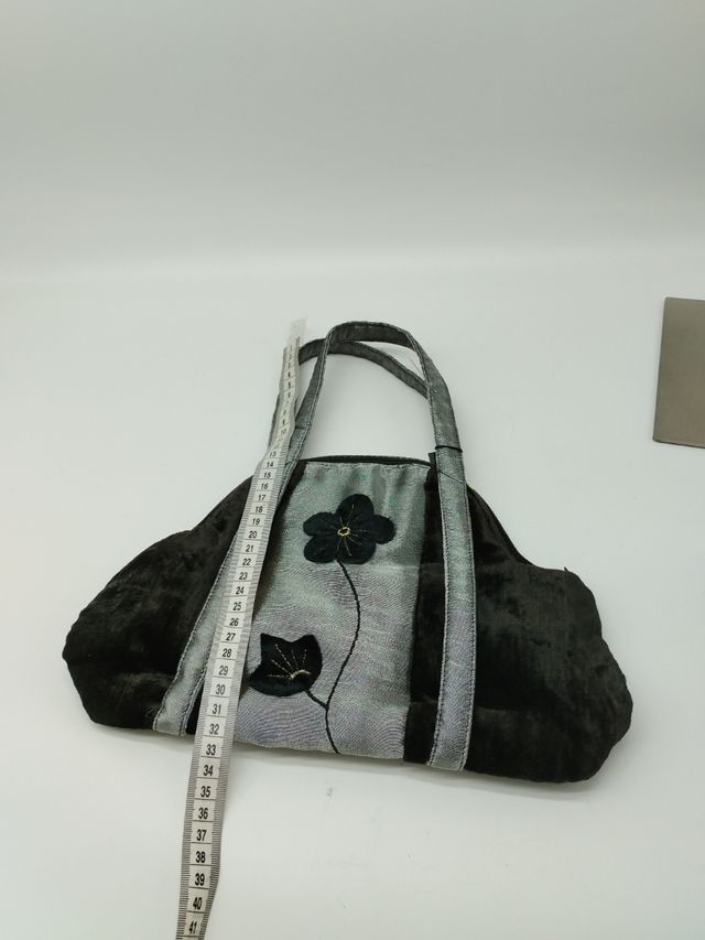Bolso Negro y Plateado con Flores