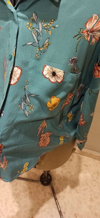 Camisa flores Pull&Bear Talla M