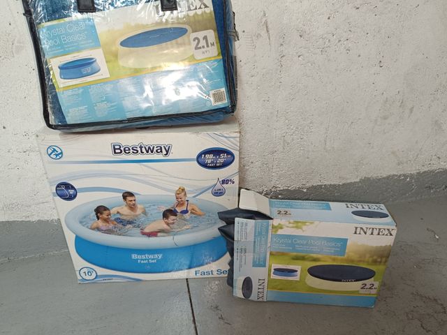 Piscina con accesorios.