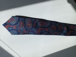 Elegante corbata de seda natural