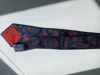 Elegante corbata de seda natural