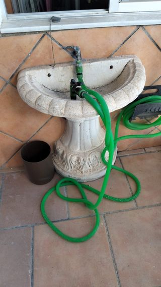 Fuente de piedra para agua