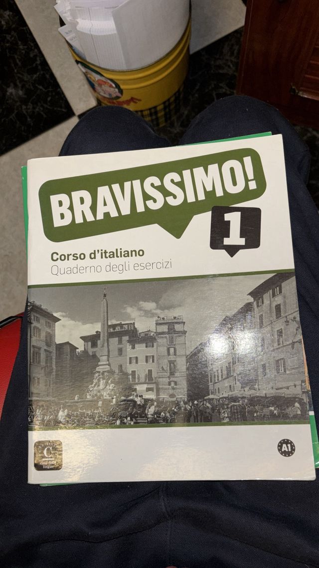 lirbo y cuaderno de italaino