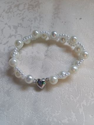 Pulsera de perlas con corazón plateado