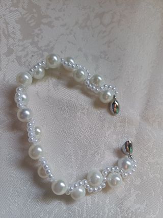 Pulsera de perlas con corazón plateado