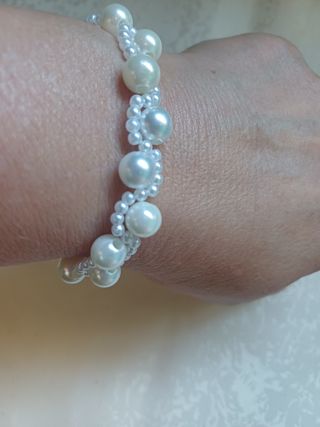 Pulsera de perlas con corazón plateado