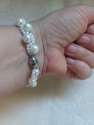 Pulsera de perlas con corazón plateado