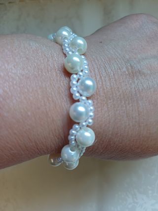 Pulsera de perlas con corazón plateado