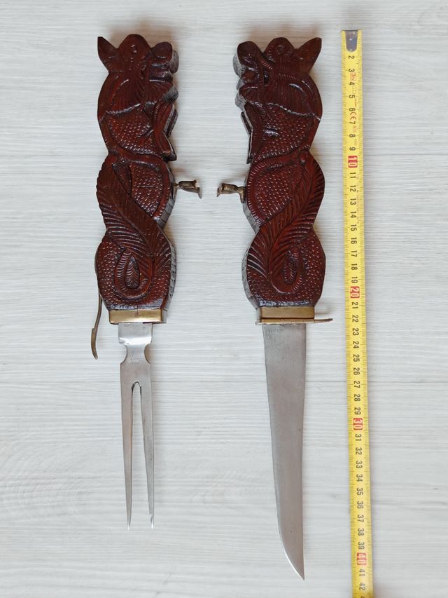 Forchettone in legno intagliato