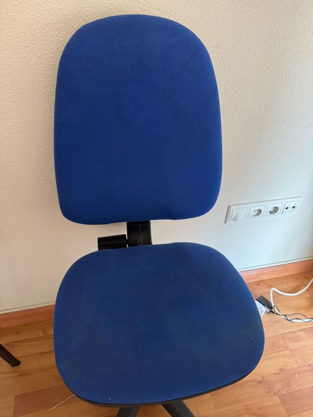 Silla de oficina azul y negra.