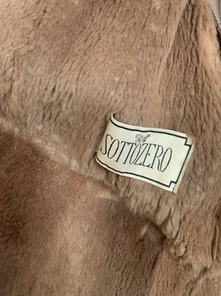 Cappotto con collo in pelliccia