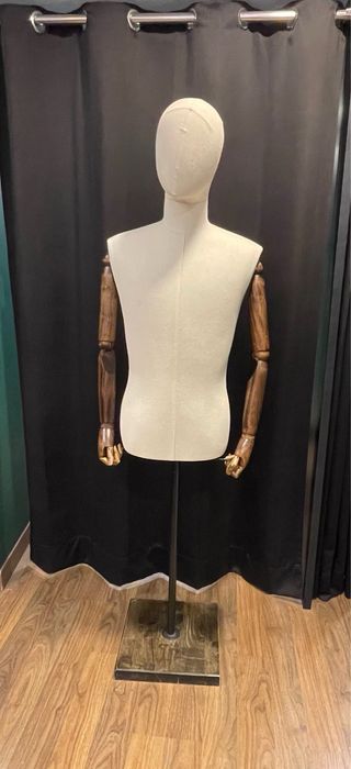 Busto maniquí hombre beige y marrón. 