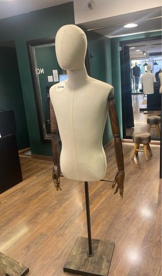 Busto maniquí hombre beige y marrón. 