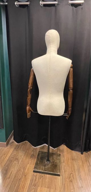 Busto maniquí hombre beige y marrón. 