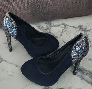 Zapatos de tacón Zara azul con purpurina. 