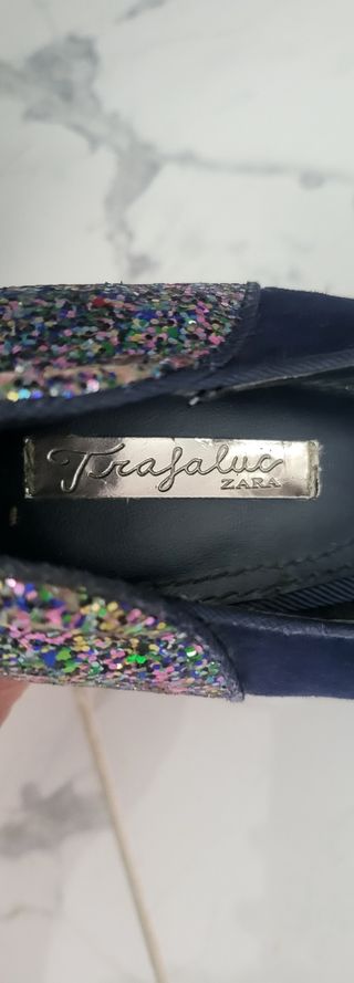 Zapatos de tacón Zara azul con purpurina. 