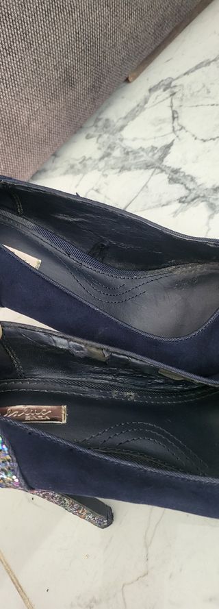 Zapatos de tacón Zara azul con purpurina. 