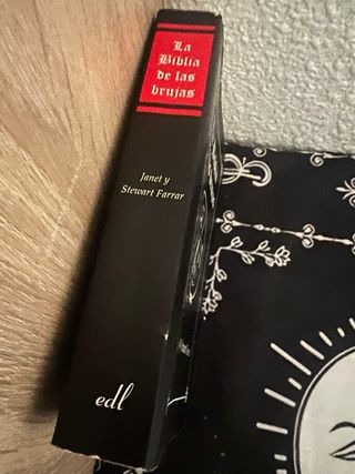 libro esotérico (la biblia de las brujas ) 