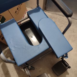 Silla de ruedas con taza inodoro sin uso
