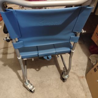 Silla de ruedas con taza inodoro sin uso