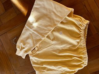 Sudadera amarilla con logo