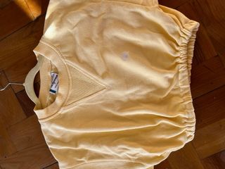 Sudadera amarilla con logo