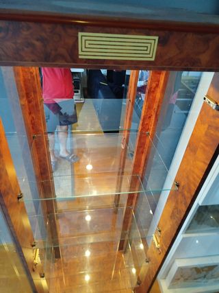 Vitrina expositora de madera y cristal