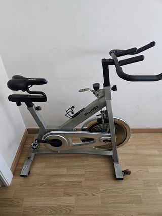 Bicicleta de ciclo indoor marca DKN