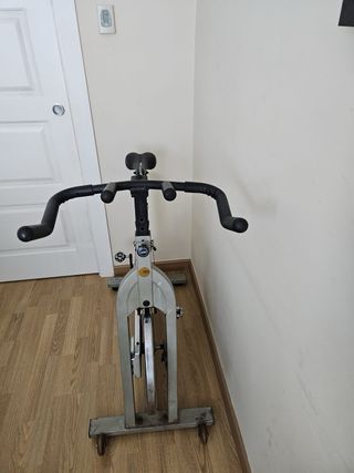 Bicicleta de ciclo indoor marca DKN
