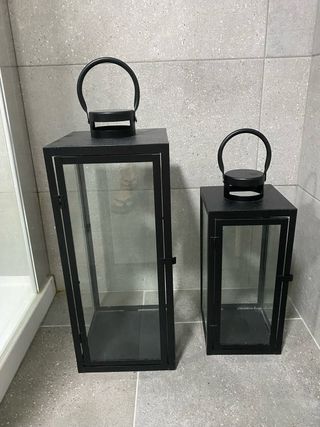 Faroles de forja negros con puerta.
