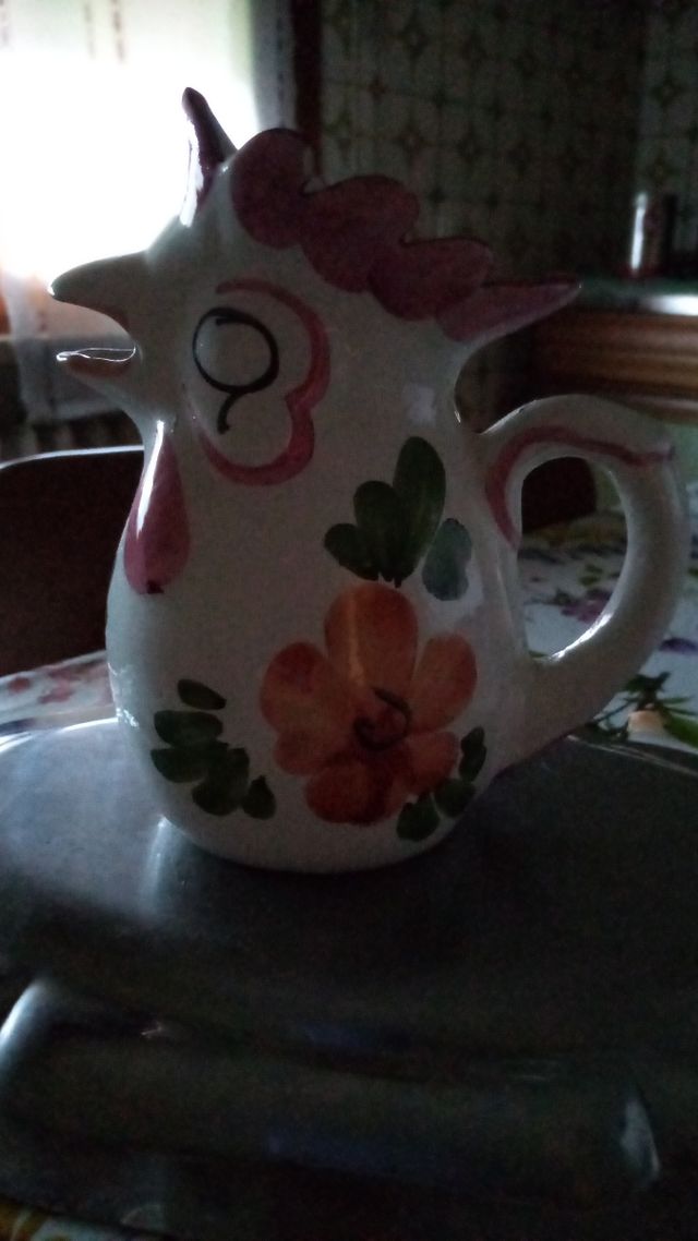 Caraffa  ceramica a forma di gallo decorata a mano