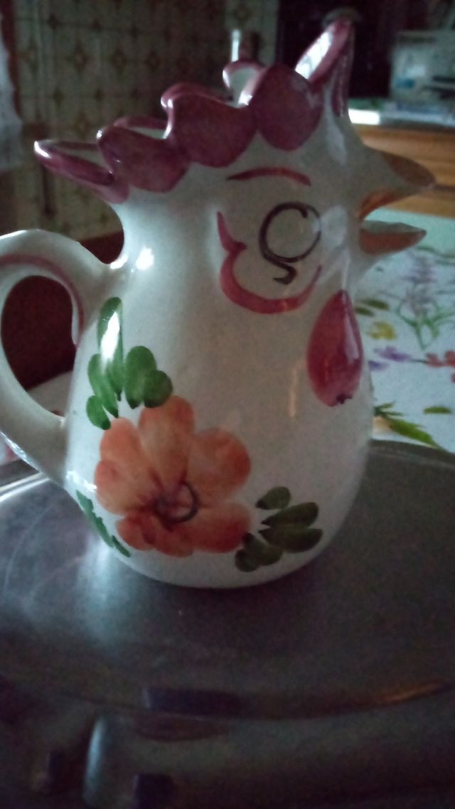 Caraffa  ceramica a forma di gallo decorata a mano