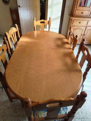 Mesa de comedor de madera