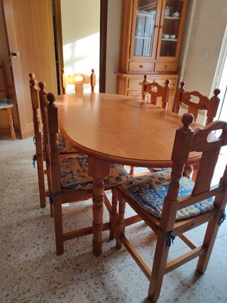 Mesa de comedor de madera