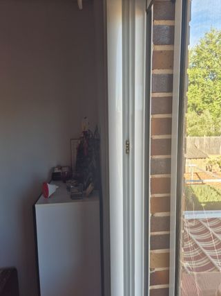 Ventanas y puerta  con mosquiteras.