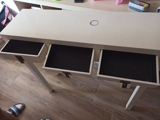 Mueble recibidor beige y blanco para restaurar. 