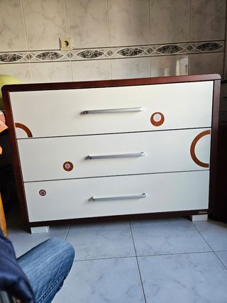 Comoda blanca y madera
