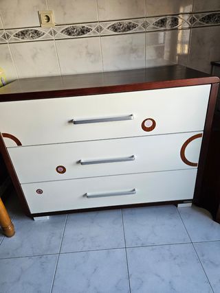 Comoda blanca y madera
