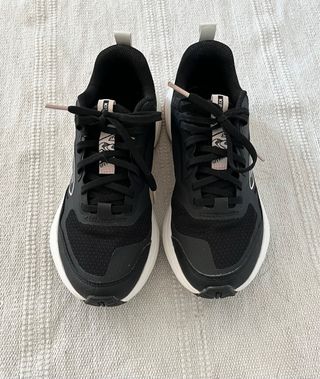 Zapatillas deportivas negras y blancas