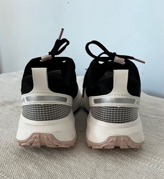 Zapatillas deportivas negras y blancas
