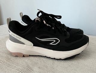 Zapatillas deportivas negras y blancas