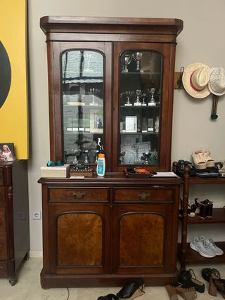 Mueble de madera y cristal