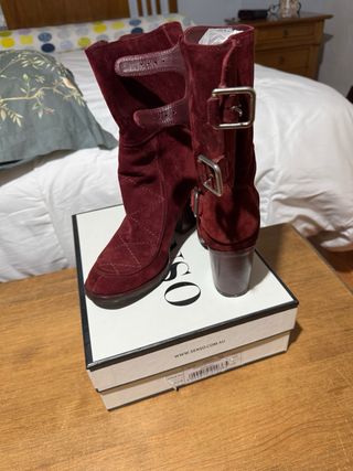 Botines de piel rojos por encima del tobillo