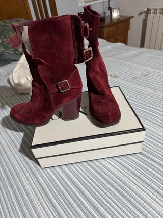 Botines de piel rojos por encima del tobillo