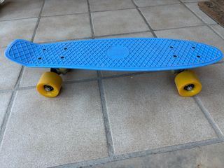 Patineta azul con ruedas amarillas