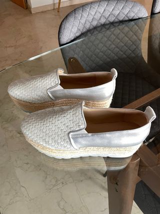 Zapatos plateados y blancos